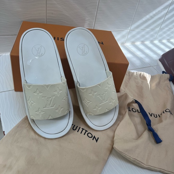 AUTHENTIC with box & shoe bags Louis Vuitton white pool slides. Rubber slides. - Picture 2 of 13